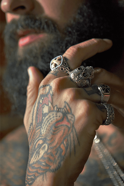 rings on 4 fingers